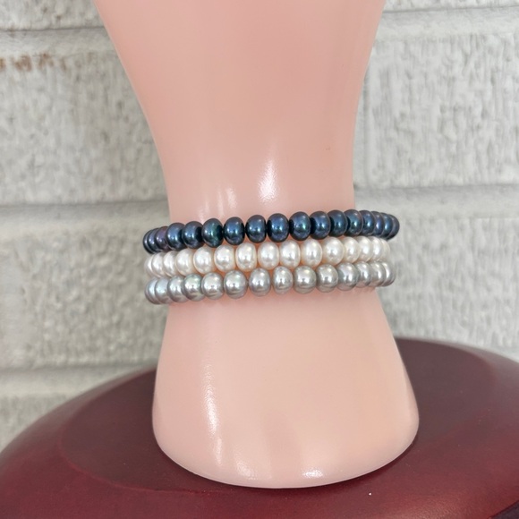 Set of 3 HONORA Freshwater Button Pearl Stretch Bracelets Shades of Gray 6.5mm - Picture 2 of 6